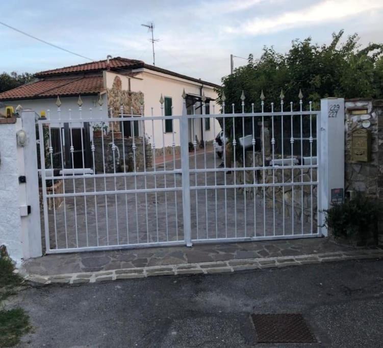 Villetta A Schiera Nei Pressi Del Mare ลีวอร์โน ภายนอก รูปภาพ